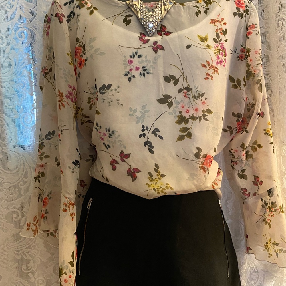 Mercer & Madison floral blouse size medium